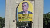 Greenpeace despliega una pancarta en Moncloa para exigir a Sánchez que cierre Almaraz