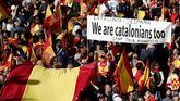 Miles de personas se concentran en el centro de Barcelona, convocadas por Societat Civil Catalana, para decir 'basta' al proceso independentista, una movilización a la que se han sumado los socialistas, el PP y Ciudadanos.