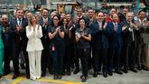 El presidente del Gobierno, Pedro Sánchez, posa con autoridades y trabajadores durante la visita a la planta de Ford Almussafes.