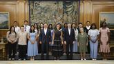 La Reina Letizia destaca el valor de la educación con jóvenes becados de la FMBBVA