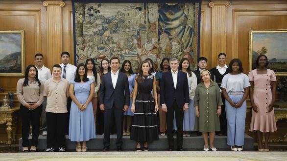 La Reina Letizia destaca el valor de la educación con jóvenes becados de la FMBBVA