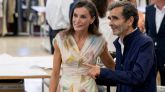La Reina Letizia visita junto al fundador y diseñador Adolfo Domínguez, este viernes.