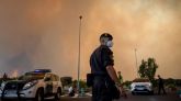 Vista de la humareda causada por el incendio forestal en Cenicientos, Madrid, este viernes.
