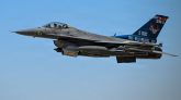 Un avión de combate F-16 de la Fuerza Aérea de EE.UU. despega de una base en Oriente Medio.