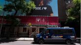 Agentes de la UCO en el exterior de la sede del PSOE en la calle Ferraz.