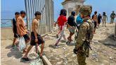 Inmigrantes marroquíes regresan a su país en presencia de un soldado del Ejército