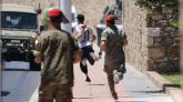 Militares intentan detener a un migrante en las calles de Ceuta este domingo
