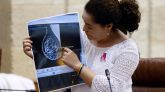 La portavoz de Por Andalucía, Inmaculada Nieto, muestra una mamografía durante su intervención en la sesión de control al Ejecutivo en el pleno del Parlamento autonómico en el que se debate los fallos en los cribados del cáncer de mama, este jueves en Sevilla.