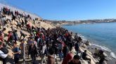 Imagen de archivo: un grupo de personas tratan de cruzar la valla fronteriza que separa Fnideq (Castillejos, Marruecos) y Ceuta