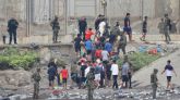 Miembros del Ejército junto a inmigrantes en Ceuta