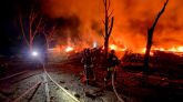 Bomberos ucranianos tratan de sofocar el fuego en una zona residencial tras el ataque ruso