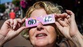 Una mujer se prueba unas gafas para el eclipse en Almelo, Países Bajos