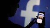 Un usuario de Facebook revisando su cuenta en la app para móvil