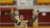 Emilio de Justo emerge de entre una mansada de Victoriano del Río en Málaga