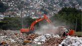 aquinaria pesada remueve escombros de edificios colapsados tras el terremoto de magnitud 7.4 que azotó a Colombia el pasado 10 de agosto.