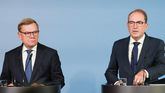 El ministro de Interior alemán, Alexander Dobrindt, y el de Exteriores, Johann Wadephul, en la conferencia de prensa por el ataque híbrido al aeropuerto de Leipzig.