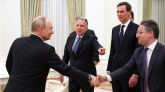 El presidente ruso, Vladímir Putin, estrecha la mano del comisionado del Servicio Federal de Adquisiciones de EEUU, Josh Gruenbaum, junto a los emisarios de Trump, Steve Witkoff y Jared Kushner en una imagen de archivo