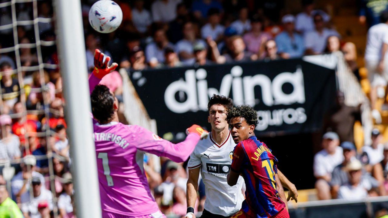 LaLiga. El Barcelona se pasea en Valencia y empieza su escapada