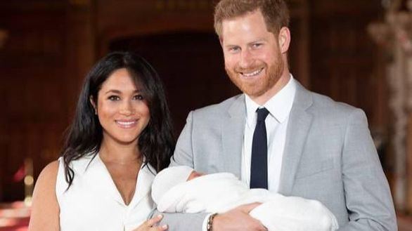 El rey Carlos III reafirma que su hijo Enrique y Meghan siguen fuera de la familia real