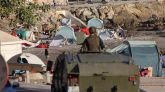 Un vehículo militar patrulla por la playa del Trampolín de Ceuta en labores preventivas ya que numerosos migrantes continúan asentados en este lugar
