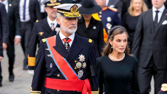 Los Reyes de España participan en el cortejo fúnebre de Harald V