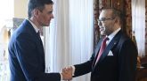El presidente del Gobierno español, Pedro Sánchez, saluda al rey Mohamed VI.