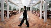 Adolfo Domínguez rejuvenece en la Madrid Fashion Week con experimentación y moda urbana