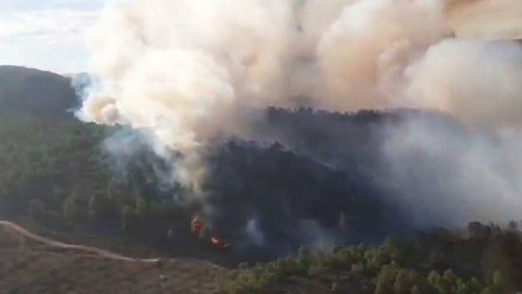 Se moviliza la UME en el incendio de Tuéjar, donde trabajan 14 medios aéreos