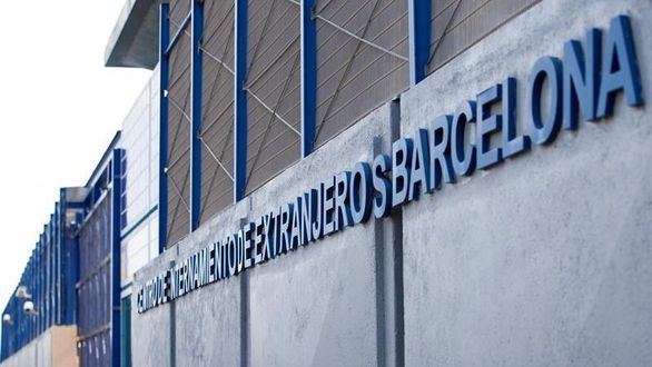 Unos setenta internos se amotinan en el CIE de Barcelona