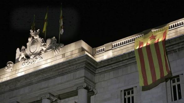 Retirada una estelada de la fachada del Ayuntamiento de Barcelona