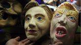 Máscaras del candidato republicano estadounidense Donald Trump y de su rival demócrata Hillary Clinton, en una tienda de Ciudad de México