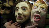 Máscaras del candidato republicano estadounidense Donald Trump y de su rival demócrata Hillary Clinton, en una tienda de Ciudad de México