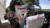 Estudiantes y activistas participan en una protesta contra en Donald Trump en California