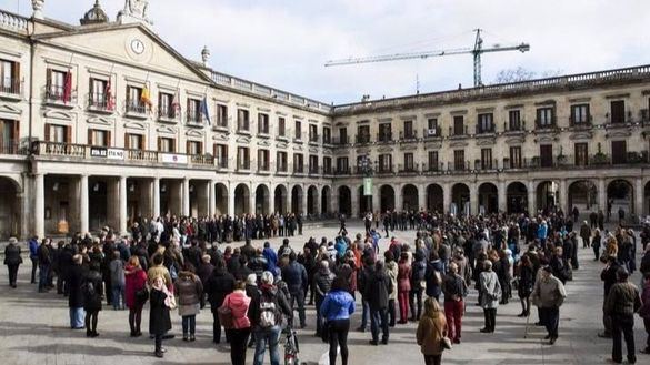 El Ayuntamiento de Vitoria retira el cartel de 'Eta no'