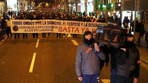 Policías y mossos se echan a la calle en Barcelona contra la CUP