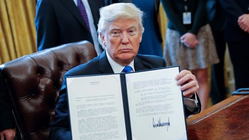 Los tuits del día: Trump inicia la construcción del muro