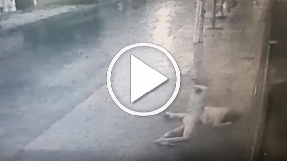 Un hombre desnudo agrede brutalmente a una mujer en plena calle