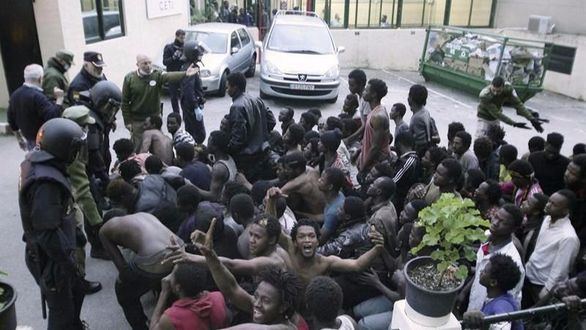 Nueva entrada masiva en Ceuta: unas 500 personas asaltan la valla