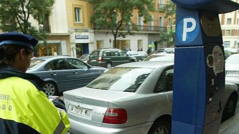 Carmena, dispuesta a cobrar por aparcar por la noche, fines de semana y festivos