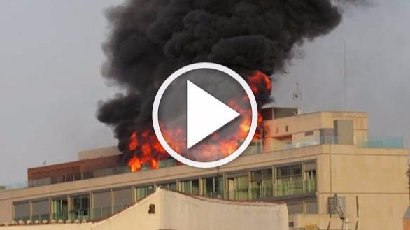Un espectacular incendio en un edificio corta la Gran Vía de Madrid