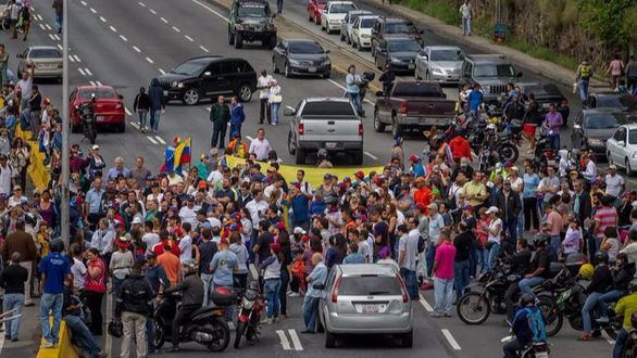La oposición corta calles y carreteras en protesta contra Maduro