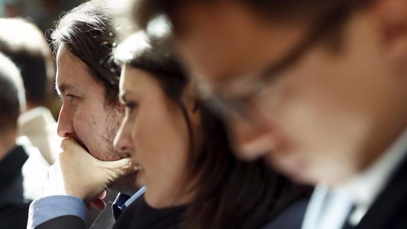 Los tuits del día. Podemos se molesta hasta por dónde come Cifuentes