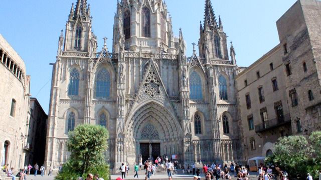 Los 'tuits' del día. Bochorno por la propuesta de las CUP de expropiar la catedral