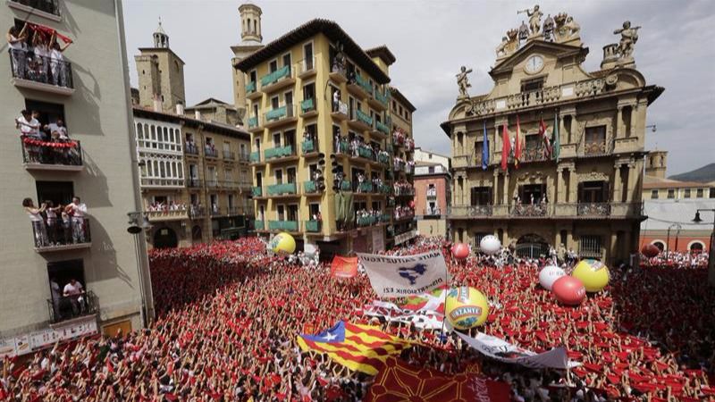 Chupinazo en Pamplona: los Sanfermines comienzan con la ikurriña ondeando en el Ayuntamiento