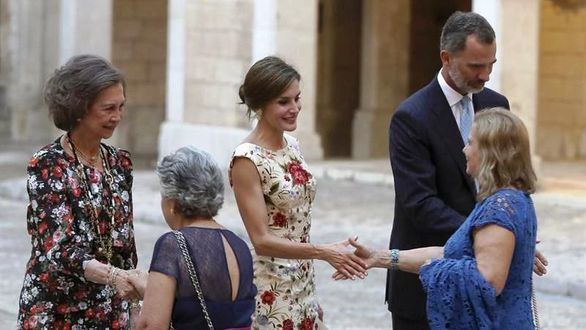 Multitudinaria recepción de los Reyes en Baleares: más de quinientas personas