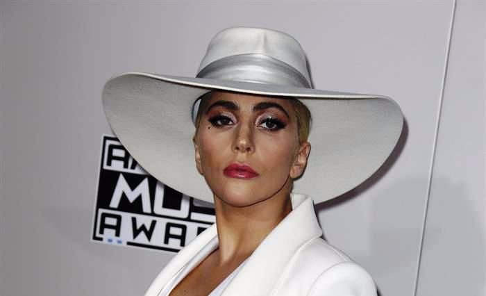 Lady Gaga pospone su gira europea hasta 2018 por fuertes dolores