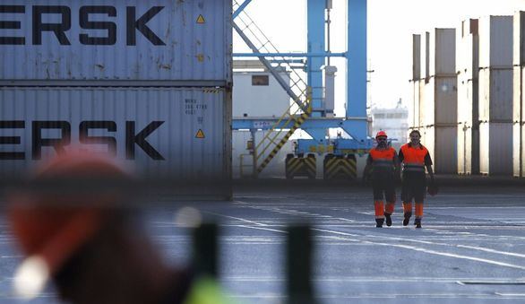 Los estibadores de Barcelona y Tarragona rechazan operar un barco que aloja policías