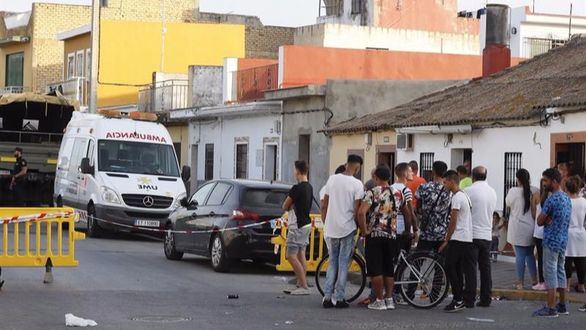 Hallados tres cuerpos bajo sosa caústica en un pozo de un domicilio sevillano