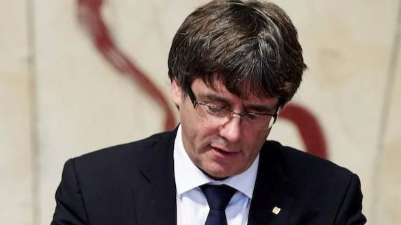 Los tuits del día. Puigdemont equipara a Rajoy con la Falange