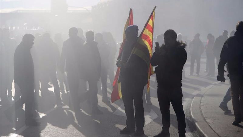 Cargas policiales, destrozos y agresiones en la huelga de taxistas